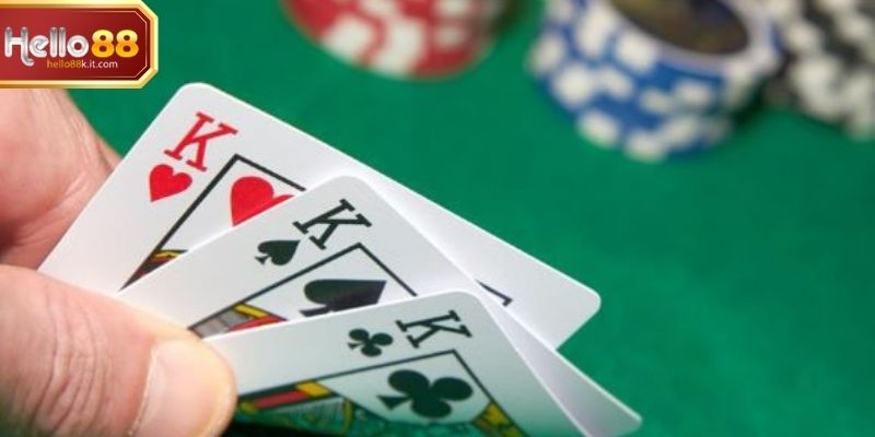 Người chơi quan sát đối thủ và đưa ra quyết định trong bài 3 cây